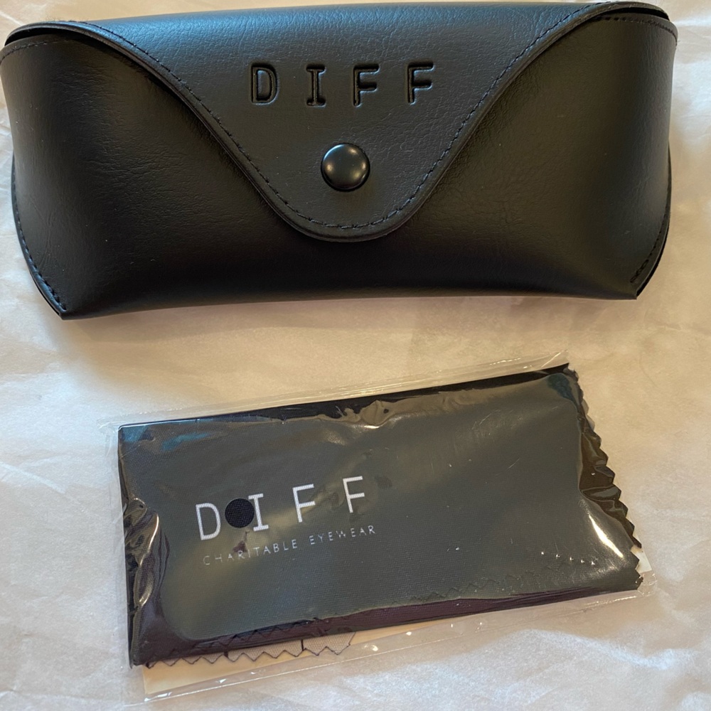 NWOT DIFF Eyewear CASE & Cleaning Cloth
